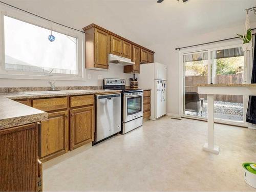 1537 St Francis Road North, Lethbridge, AB - Indoor Photo Showing Kitchen