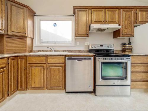 1537 St Francis Road North, Lethbridge, AB - Indoor Photo Showing Kitchen