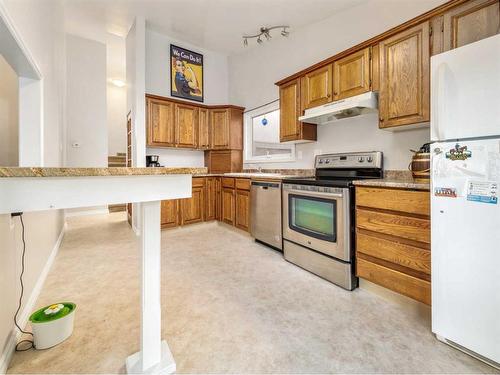 1537 St Francis Road North, Lethbridge, AB - Indoor Photo Showing Kitchen