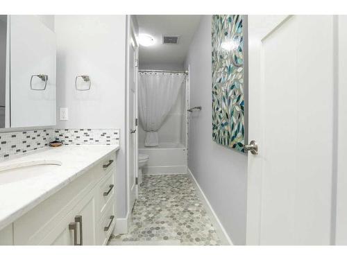 29 Pebble Creek Cove, Raymond, AB - Indoor Photo Showing Bathroom