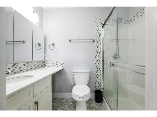 29 Pebble Creek Cove, Raymond, AB - Indoor Photo Showing Bathroom