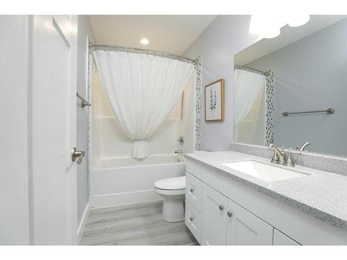 29 Pebble Creek Cove, Raymond, AB - Indoor Photo Showing Bathroom