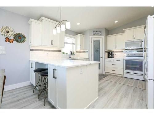 29 Pebble Creek Cove, Raymond, AB - Indoor Photo Showing Kitchen