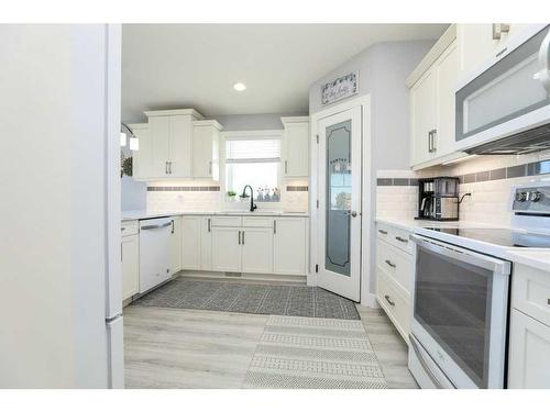 29 Pebble Creek Cove, Raymond, AB - Indoor Photo Showing Kitchen