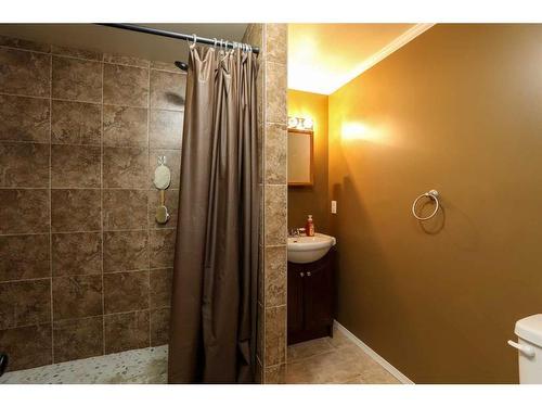 5015 52 Street, Taber, AB - Indoor Photo Showing Bathroom