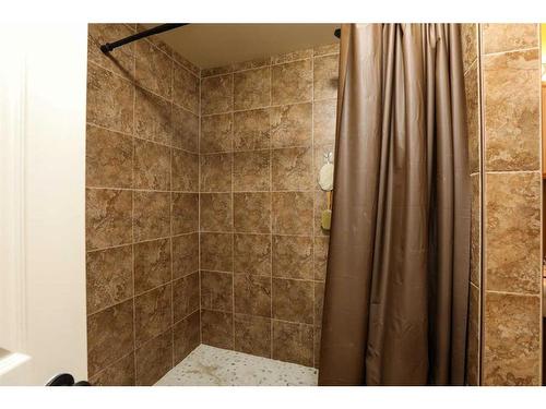 5015 52 Street, Taber, AB - Indoor Photo Showing Bathroom