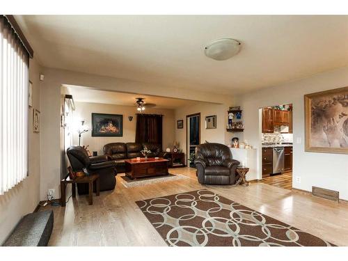 5015 52 Street, Taber, AB - Indoor Photo Showing Living Room