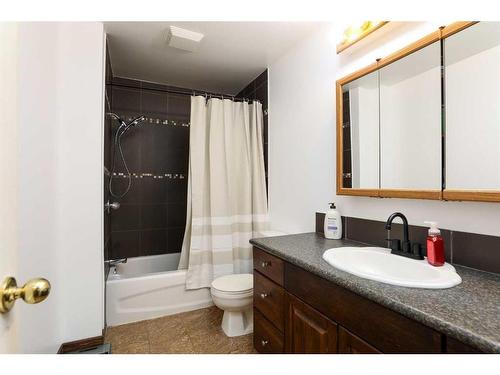 5015 52 Street, Taber, AB - Indoor Photo Showing Bathroom