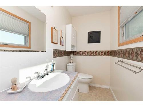 1602 20 Avenue North, Lethbridge, AB - Indoor Photo Showing Bathroom