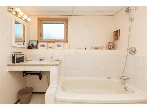 1602 20 Avenue North, Lethbridge, AB - Indoor Photo Showing Bathroom