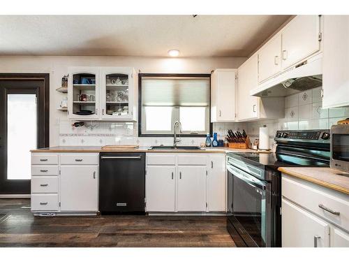 1602 20 Avenue North, Lethbridge, AB - Indoor Photo Showing Kitchen