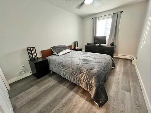 204A-295 Columbia Boulevard West, Lethbridge, AB - Indoor Photo Showing Bedroom