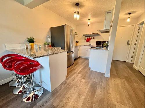 204A-295 Columbia Boulevard West, Lethbridge, AB - Indoor Photo Showing Kitchen