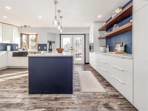 182 Heritage Close West, Lethbridge, AB - Indoor Photo Showing Kitchen With Upgraded Kitchen