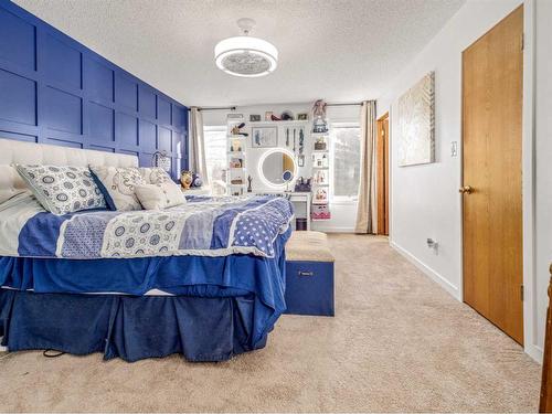 182 Heritage Close West, Lethbridge, AB - Indoor Photo Showing Bedroom