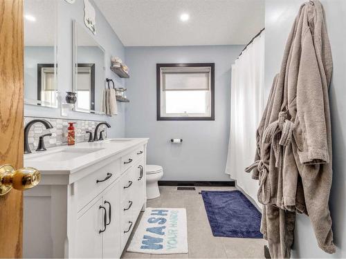 182 Heritage Close West, Lethbridge, AB - Indoor Photo Showing Bathroom