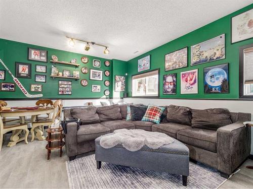 182 Heritage Close West, Lethbridge, AB - Indoor Photo Showing Living Room