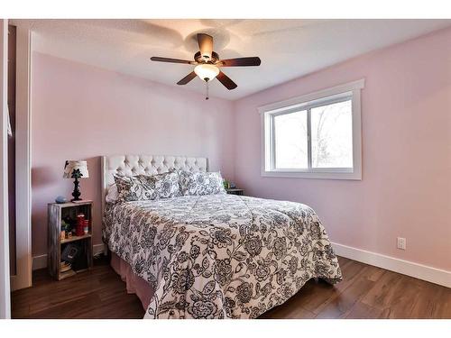 1193 Scenic Drive South, Lethbridge, AB - Indoor Photo Showing Bedroom