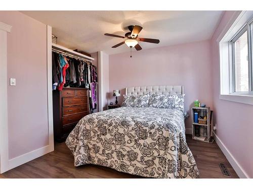 1193 Scenic Drive South, Lethbridge, AB - Indoor Photo Showing Bedroom