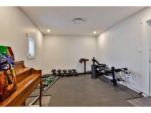 1193 Scenic Drive South, Lethbridge, AB - Indoor Photo Showing Gym Room