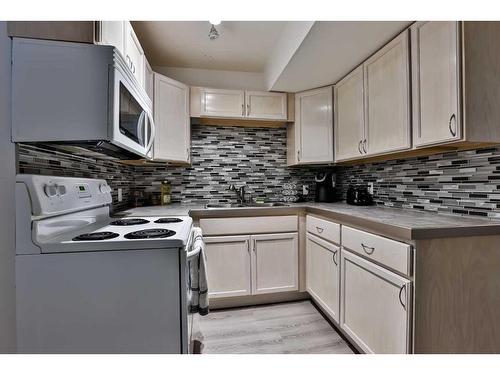 1193 Scenic Drive South, Lethbridge, AB - Indoor Photo Showing Kitchen