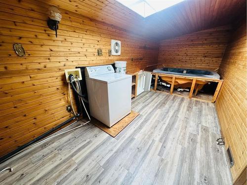 1131 29 Street South, Lethbridge, AB - Indoor Photo Showing Laundry Room