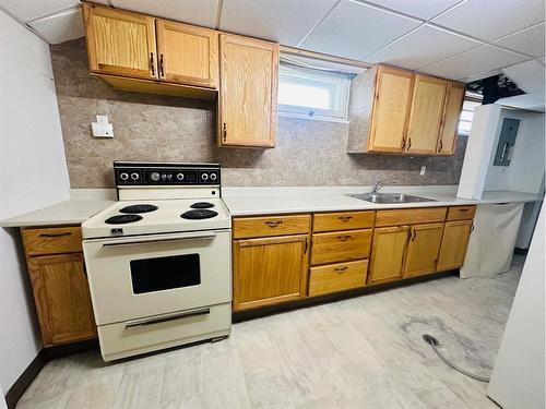 1131 29 Street South, Lethbridge, AB - Indoor Photo Showing Kitchen With Double Sink