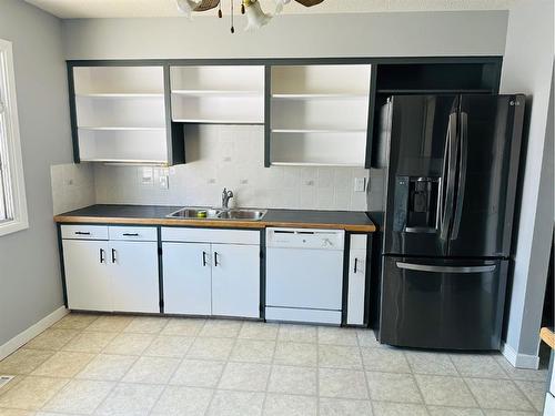 1131 29 Street South, Lethbridge, AB - Indoor Photo Showing Kitchen With Double Sink