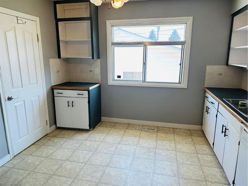 1131 29 Street South, Lethbridge, AB - Indoor Photo Showing Kitchen