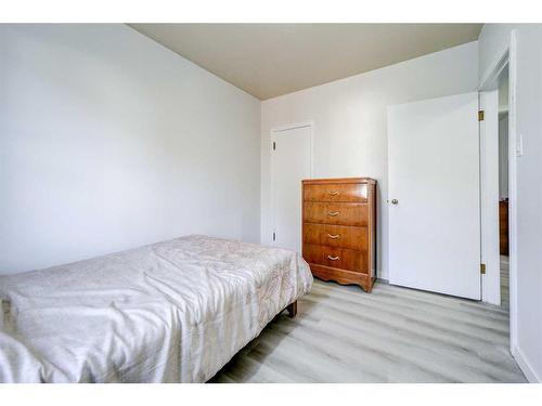 1619 2Nd Avenue North, Lethbridge, AB - Indoor Photo Showing Bedroom