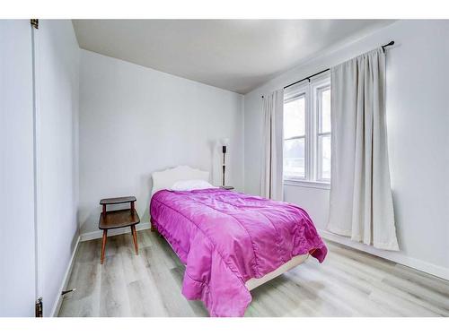 1619 2Nd Avenue North, Lethbridge, AB - Indoor Photo Showing Bedroom