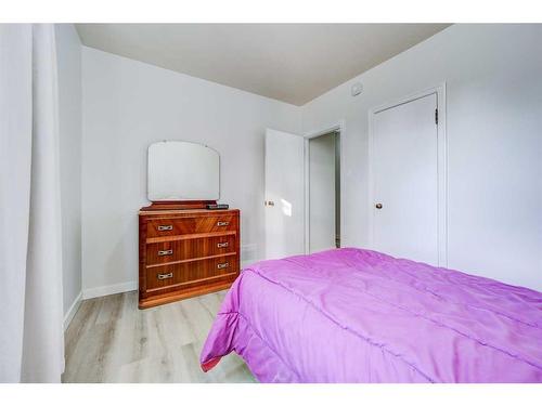 1619 2Nd Avenue North, Lethbridge, AB - Indoor Photo Showing Bedroom