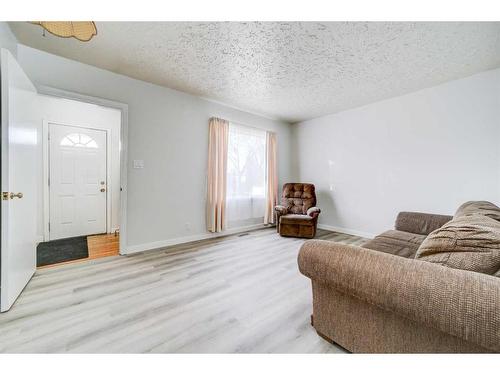 1619 2Nd Avenue North, Lethbridge, AB - Indoor Photo Showing Living Room