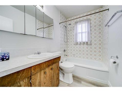 1619 2Nd Avenue North, Lethbridge, AB - Indoor Photo Showing Bathroom