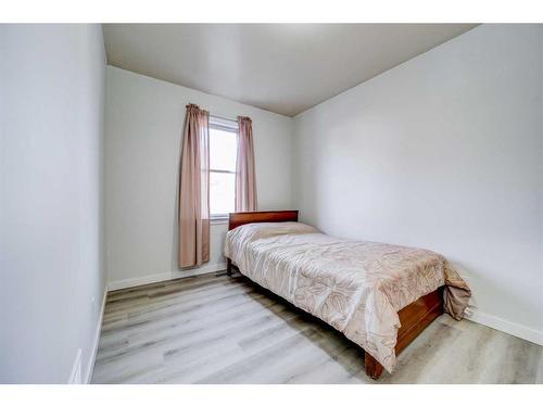 1619 2Nd Avenue North, Lethbridge, AB - Indoor Photo Showing Bedroom