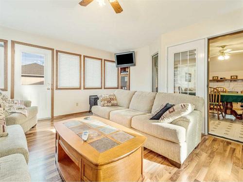 5810 46 Street, Taber, AB - Indoor Photo Showing Living Room