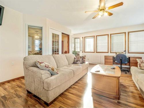 5810 46 Street, Taber, AB - Indoor Photo Showing Living Room