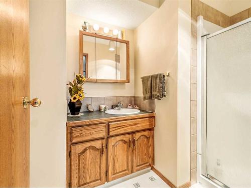 5810 46 Street, Taber, AB - Indoor Photo Showing Bathroom