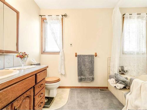 5810 46 Street, Taber, AB - Indoor Photo Showing Bathroom