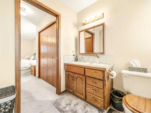 5810 46 Street, Taber, AB - Indoor Photo Showing Bathroom