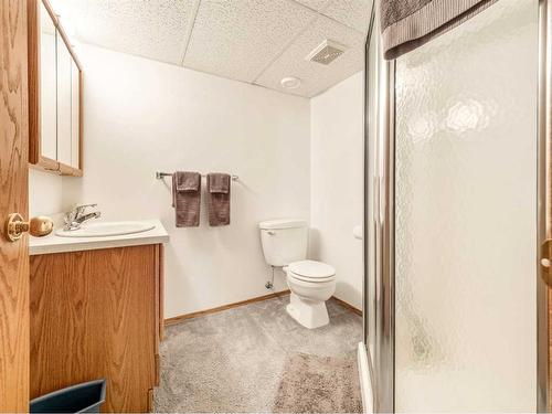 5810 46 Street, Taber, AB - Indoor Photo Showing Bathroom