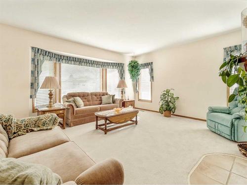 5810 46 Street, Taber, AB - Indoor Photo Showing Living Room