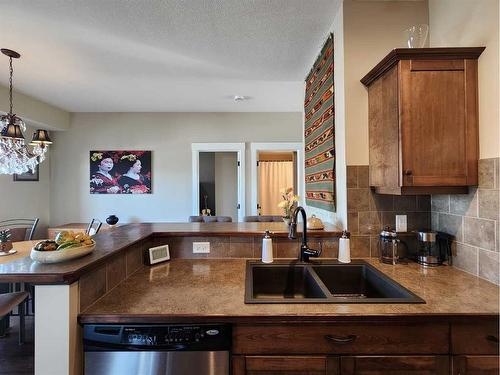 1-185 Silkstone Road West, Lethbridge, AB - Indoor Photo Showing Kitchen With Double Sink