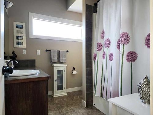 1-185 Silkstone Road West, Lethbridge, AB - Indoor Photo Showing Bathroom