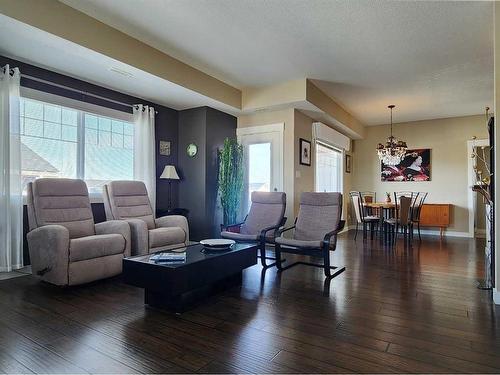 1-185 Silkstone Road West, Lethbridge, AB - Indoor Photo Showing Living Room