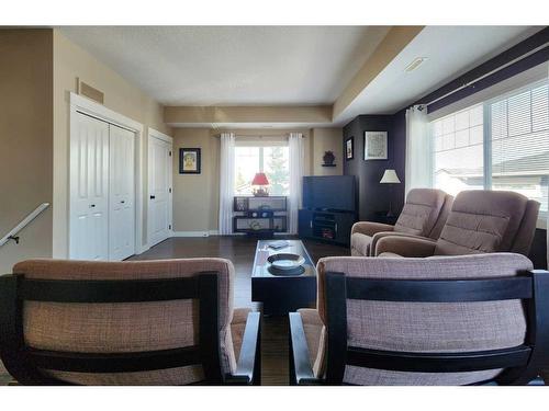 1-185 Silkstone Road West, Lethbridge, AB - Indoor Photo Showing Living Room