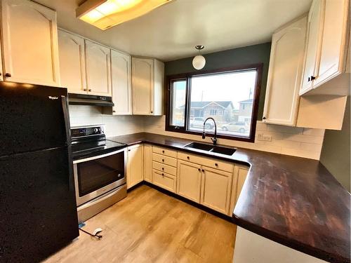 157 9 Street, Fort Macleod, AB - Indoor Photo Showing Kitchen With Double Sink