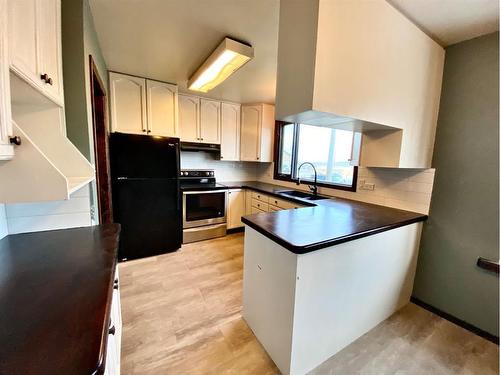 157 9 Street, Fort Macleod, AB - Indoor Photo Showing Kitchen With Double Sink