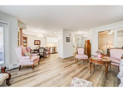 323-100 2 Avenue South, Lethbridge, AB - Indoor Photo Showing Living Room