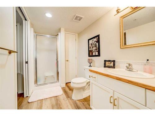 323-100 2 Avenue South, Lethbridge, AB - Indoor Photo Showing Bathroom